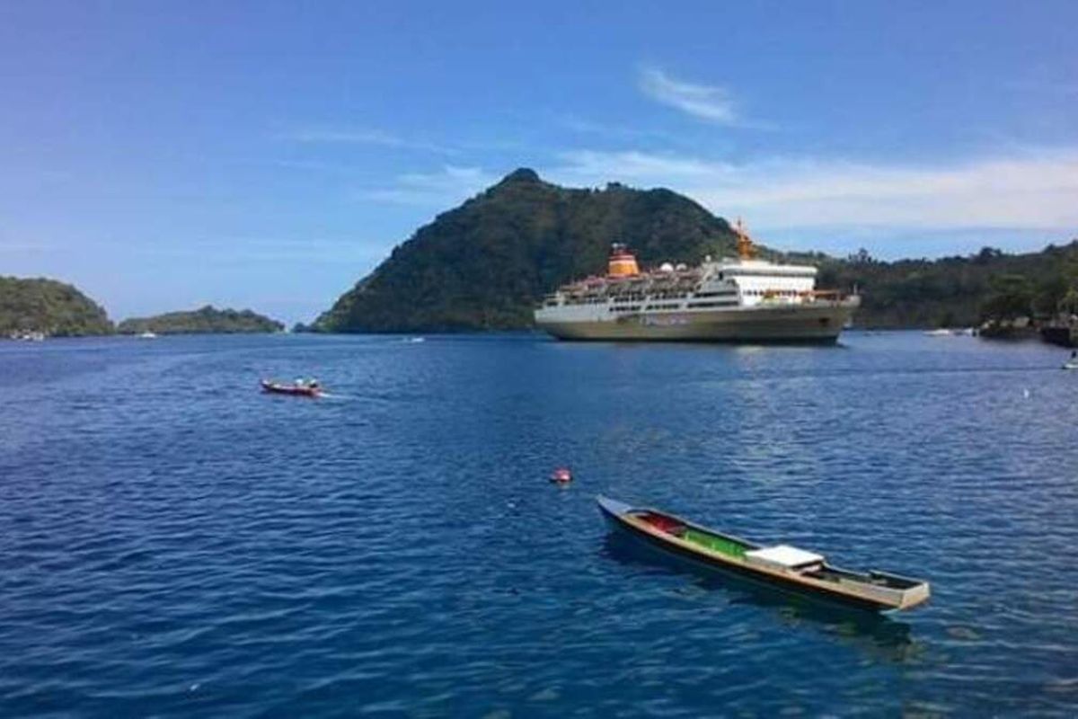 Sebuah kapal Pelni saat memasuki Pelabuhan Banda Nerira, Kabupaten Maluku Tengah