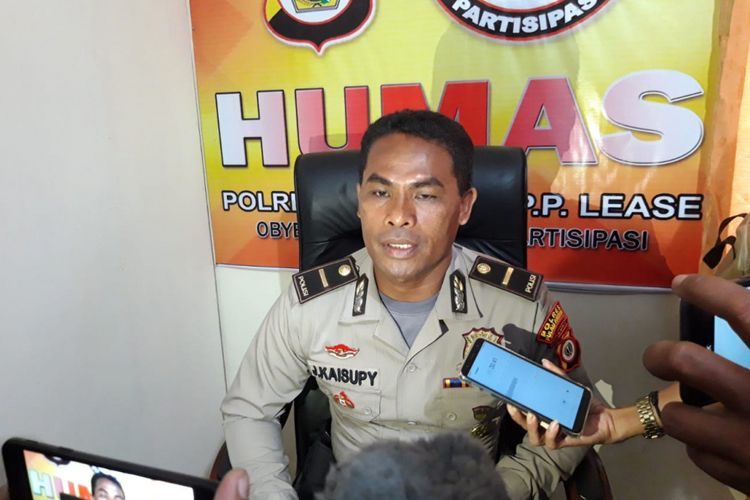 Kasubbag Humas Polres Pulau Ambon dan Pulau-Pulau Lease, Ipda Julkisno Kaisupy saat memberikan keterangan kepada wartawan terkait kasus prostitusi Online di Ambon, Rabu (20/2/2019)