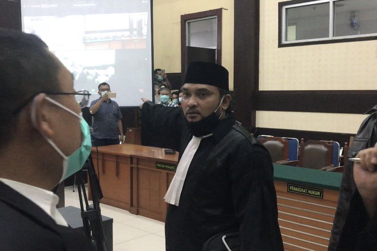 Kuasa hukum terdakwa Rizieq Shihab, Novel Bamukmin berteriak ke arah Jaksa Penuntut Umum (JPU) dan hakim untuk menyalakan kamera di ruang Bareskrim Mabes Polri.
