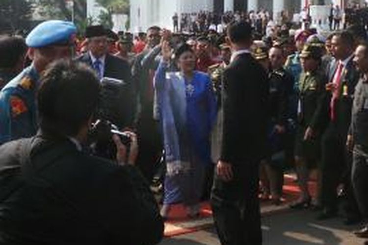 Nyonya Ani Yudhoyono beserta Presiden keenam RI Susilo Bambang Yudhoyono melambaikan tangan ke arah warga ketika keduanya meninggalkan kompleks Istana Merdeka, Senin (20/10/2014) sore.