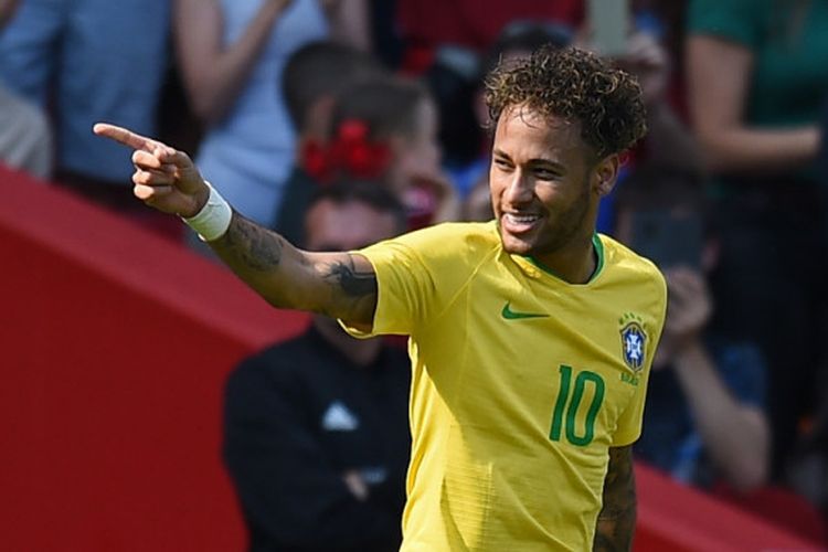 Penyerang Brasil, Neymar, merayakan golnya dalam laga persahabatan kontra Kroasia di Stadion Anfield, Liverpool, Inggris pada 3 Juni 2018.
