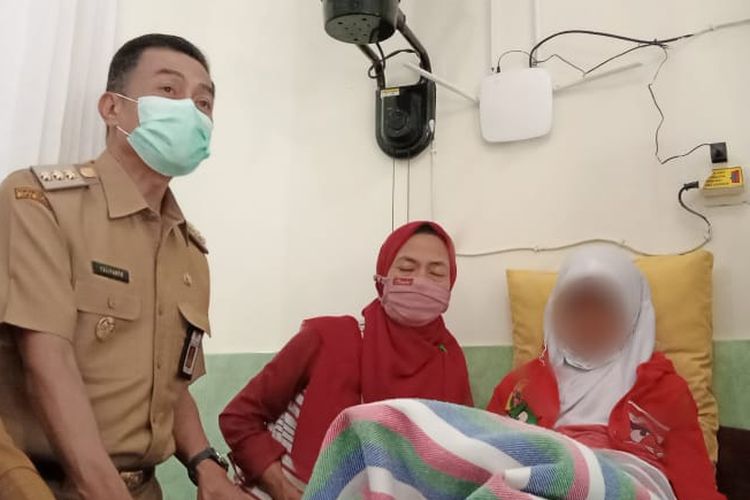 Wali Kota Salatiga Yuliyanto menengok siswi yang pingsan saat divaksinasi