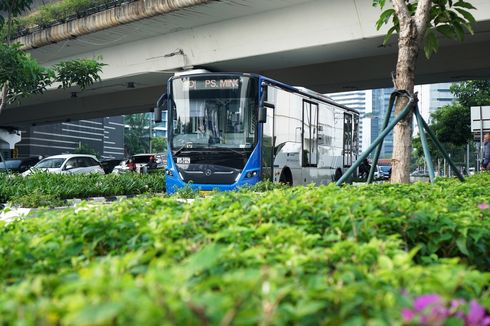 Vandalisme Penempelan Stiker Caleg Diduga Banyak Terjadi di Bus TransJakarta