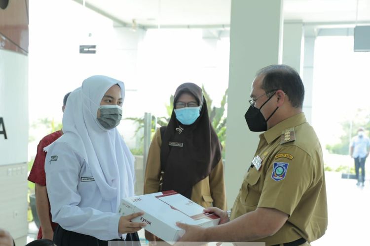 Refa saat menerima bantuan laptop dari Pemda Bangka Belitung, Senin (4/10/2021).