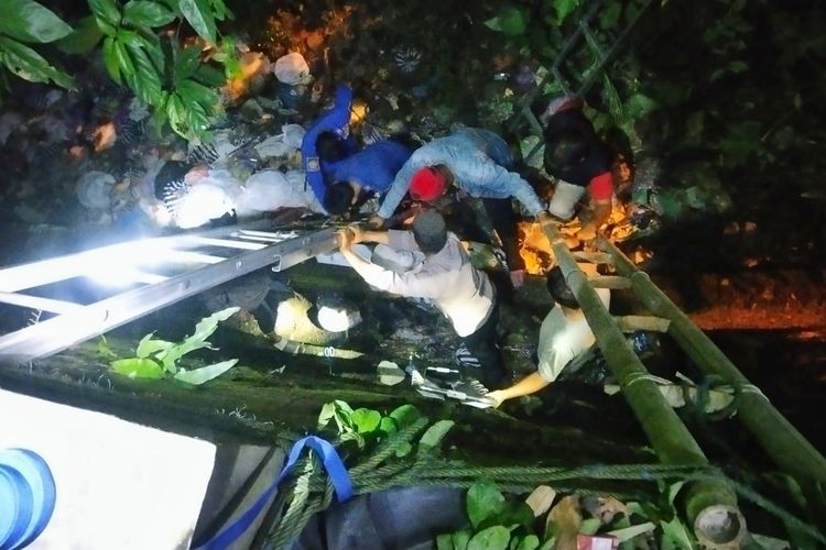 Kaget Diklakson Mobil, Dua Remaja Purbalingga Jatuh ke Jurang Saat Buang Sampah