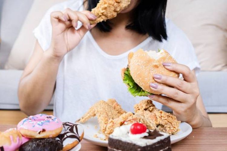 Kebiasaan makan besar yang menyebabkan gula darah naik.