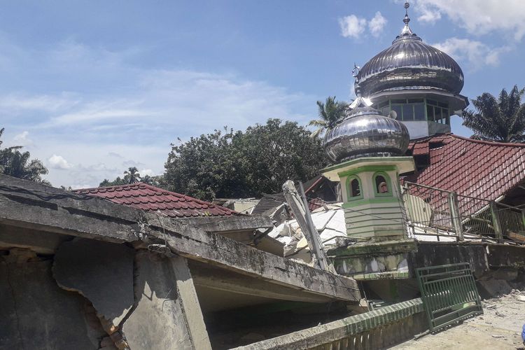 Kondisi Masjid Raya Kajai yang rusak akibat gempa bumi di Kecamatan Talamau, Kabupaten Pasaman Barat, Sumatera Barat, Jumat (25/2/2022). Gempa bumi berkekuatan 6,2 SR mengguncang Kabupaten Pasaman Barat, Sumatera Barat menyebabkan sejumlah bangunan di daerah tersebut rusak.