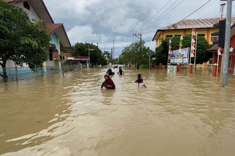 Banjir merendam Desa Keude Lhoksukon, Kecamatan Lhoksukon, Kabupaten Aceh Utara, Provinsi Aceh, Selasa (26/12/2023)