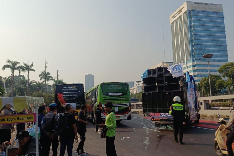 Massa Buruh di Gedung DPR Bubar, Lalin Jalan Gatot Subroto Kembali Lancar
