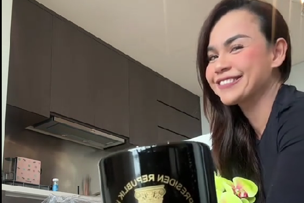 Melaney Ricardo memamerkan bingkisan lebaran dari Prabowo
