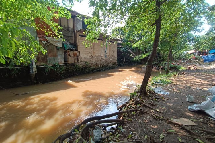 Sesosok mayat bayi ditemukan mengapung di aliran Kali Baru di Jalan Raya Bogor wilayah Ciracas, Jakarta Timur, Rabu (28/6/2023) pagi.