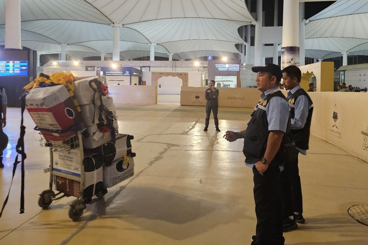 Petugas Penyelenggara Ibadah Haji (PPIH) Daker Bandara sedang menghitung jumlah koper jemaah haji 1446 Hijriah yang tiba di Bandara King Abdulaziz, Jeddah. 