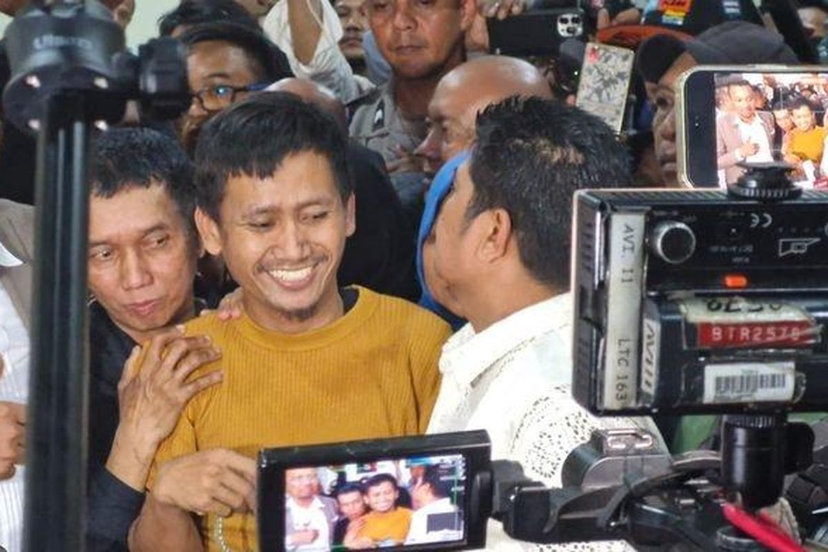 Pegi Setiawan saat akan meninggalkan Mapolda Jawa Barat, Senin (8/7/2024) malam. Pegi dibebaskan setelah menang dalam gugatan praperadilan status tersangka kasus Vina Cirebon. 