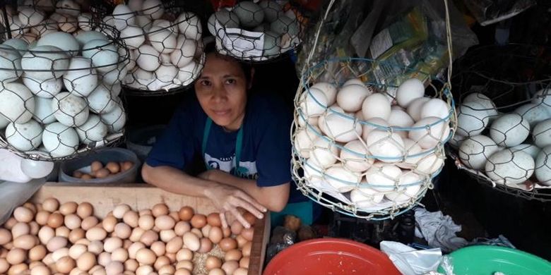 Helmina, pedagang telur dan sembako di Bandung.