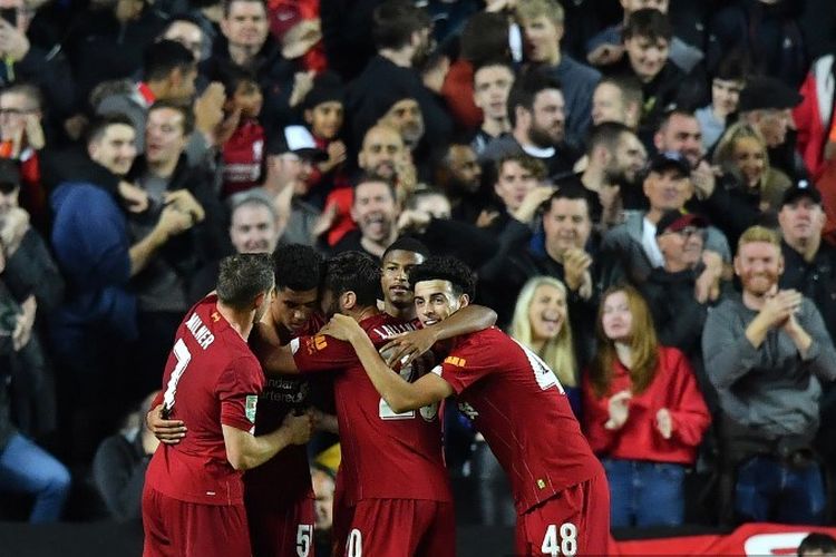 Bek Liverpool, Ki-Jana Hoever, merayakan gol bersama rekan setim seusai mencetak gol pada putaran ketiga Piala Liga Inggris melawan MK Dons Rabu (25/9/2019).
