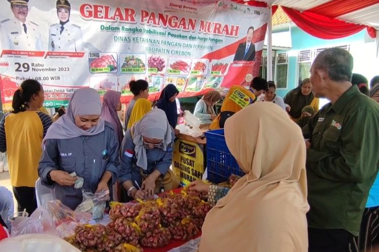 Sejumlah warga Desa Setupatok Kecamatan Mundu Kabupaten Cirebon Jawa Barat, berebut membeli telur ayam di Gerakan Pangan Murah, Rabu (29/11/2023)