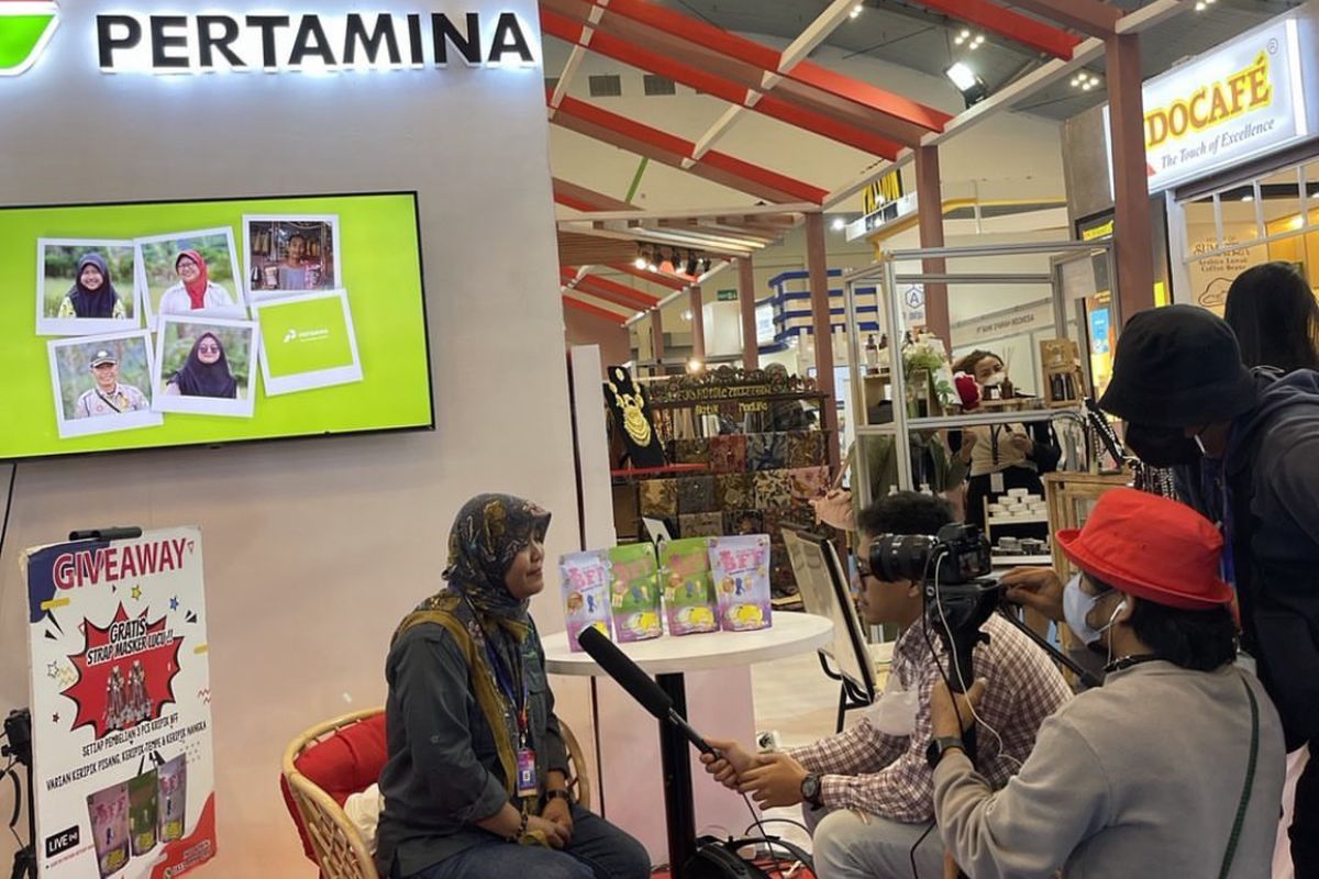 Tim Kompas.com mewawancarai pemilik usaha keripik, Nurchaeti (42) di sela-sela acara Trade Expo Indonesia 2022 pada Minggu (23/10/2022).