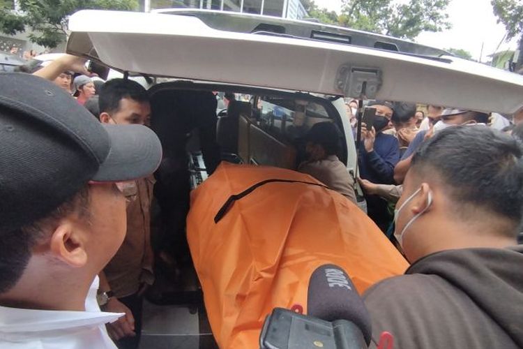 Petugas Inafis mengevakuasi mayat diduga perempuan di Jalan Cijerah, Kota Bandung, Jawa Barat, Rabu (7/6/2023).  