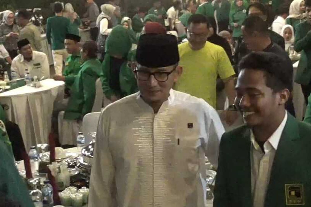 Sandiaga Uno tengah disambut oleh ratusan kader partai saat berkunjung ke kediaman Wakil Ketua Umum (Waketum) partai PPP di Sungguminasa, Kabupaten Gowa, Sulawesi Selatan. Rabu, (12/7/2023).