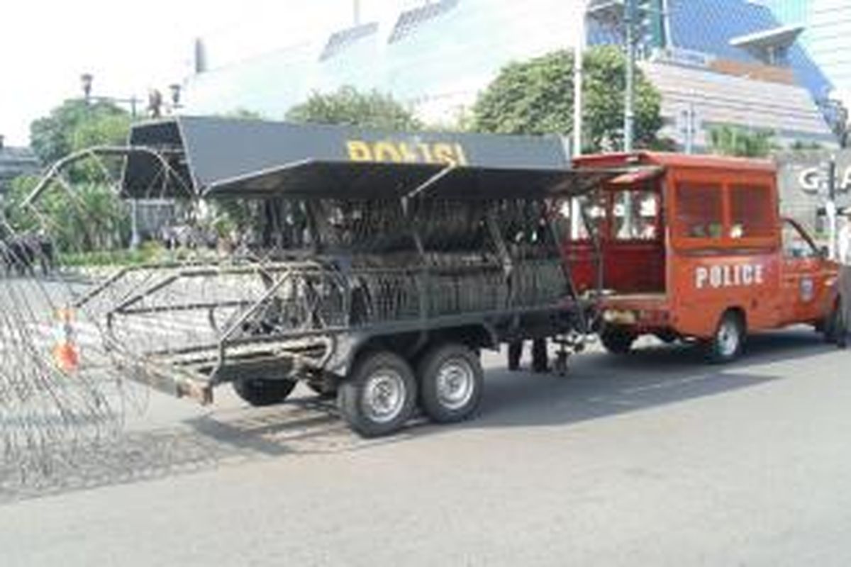 Kawat berduri mulai dipasang di ring 3 pengamanan Gedung KPU di Jalan Imam Bonjol, Jakarta Pusat, Selasa (22/7/2014). Ring 3 adalah sepanjang jalan dari luar Gedung KPU membentang dari Taman Suropati hingga Bundaran Hotel Indonesia. 