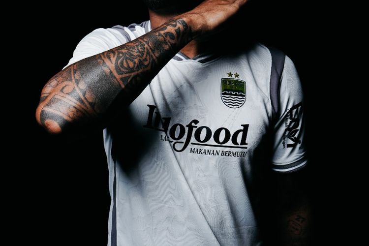 Jersey away Persib Bandung musim Liga 1 2022-2023. Jersey Persib baru ini yang akan dikenakan skuat Maung Bandung kala tandang.