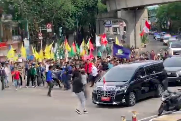 Mobil Dinas rombongan Wakil Presiden Maruf Amin yang dihadang massa, usai melakukan kunjungan kerja di Palembang, Sumatera Selatan.