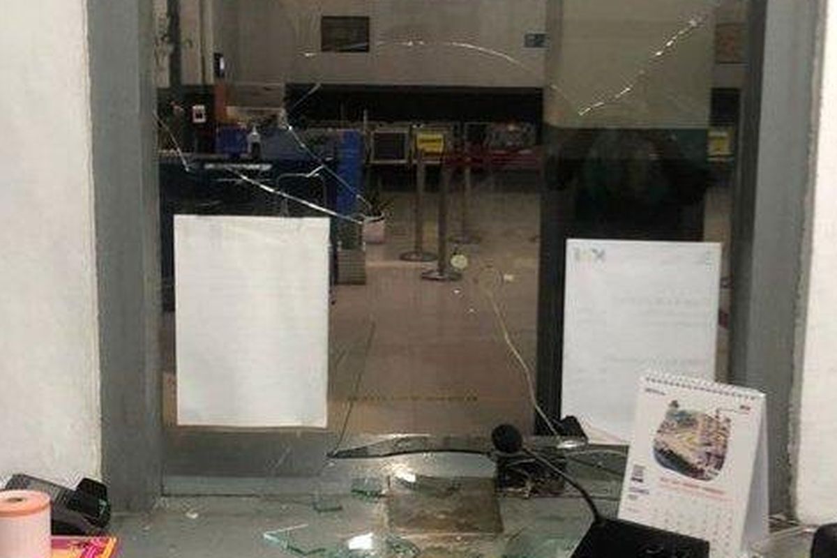 Loket Stasiun Pangrango di Sukabumi, Jawa Barat, yang dirusak salah seorang penumpang, Jumat (12/9/2022).