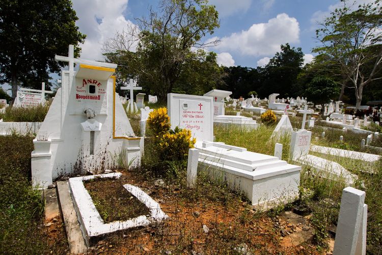 Suasana di pemakaman Nghia-Trang yang dibangun di kamp pengungsi di Pulau Galang, Kepulauan Riau, Minggu (8/2/2015). Di pulau inilah pengungsi dari Vietnam, Kamboja dan Thailand pernah ditampung oleh Pemerintah Indonesia. Sekarang kamp ini menjadi salah satu objek wisata sejarah di Batam.