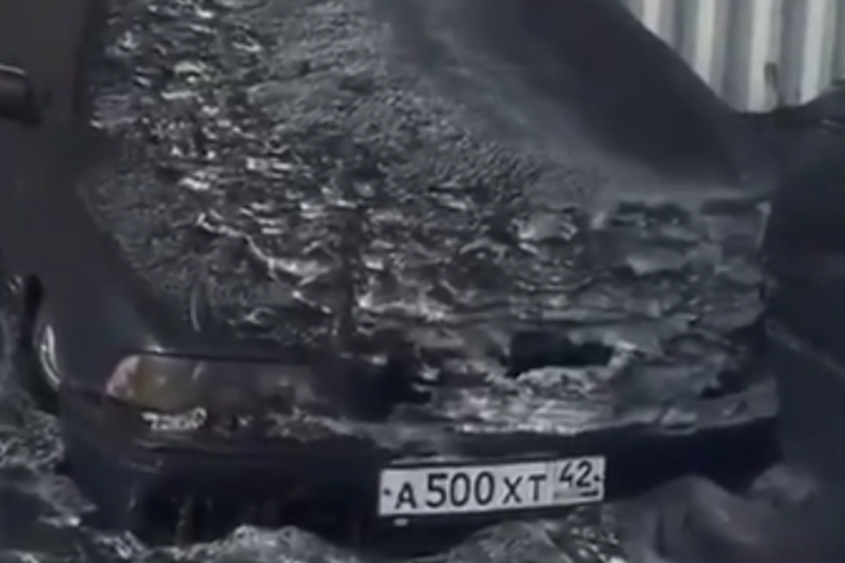 Sebuah mobil di Siberia tertutup salju hitam.