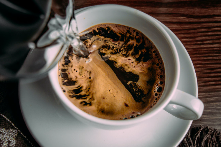 Ilustrasi menyeduh kopi di kamar hotel