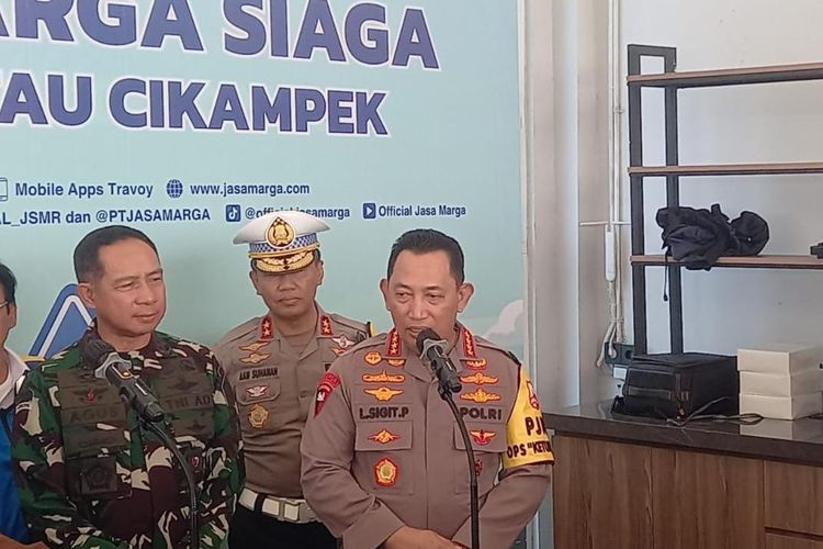 Kepala Kepolisian Negara Republik Indonesia (Kapolri) Jenderal Listyo Sigit Prabowo di Km 70 Tol Jakarta Cikampek, Jawa Barat, Senin (15/4/2024) sore.