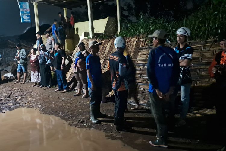 Petugas gabungan berjaga di sekitar tanggul yang sempat bocor akibat tingginya debit air di Desa Bakalan, Kecamatan Grogol, Kabupaten Kediri, Jawa Timur, Minggu (24/11/2024).