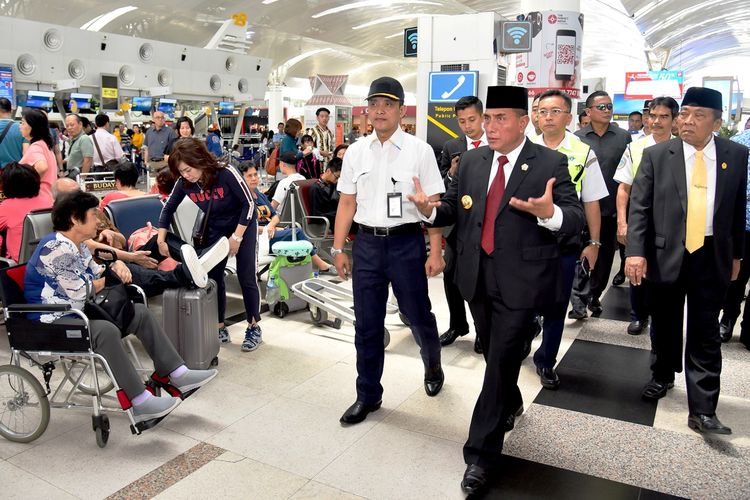 Gubernur Sumut Edy Rahmaydi meninjau angkutan mudik Lebaran di Bandara Kualanamu, Sabtu (1/6/2019)