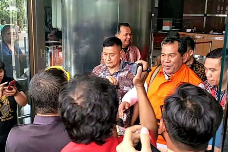 Bupati Hulu Sungai Tengah, Abdul Latif usai menjalani pemeriksaan di gedung Komisi Pemberantasan Korupsi (KPK), Jakarta, Jumat (5/1/2018).