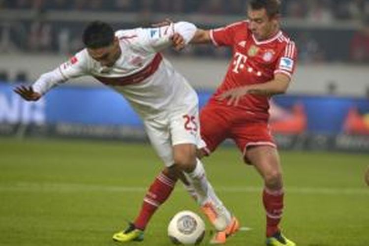 Striker VfB Stuttgart, Mohammed Abdellaoue (kiri), mendapat pengawalan ketat bek Bayern Muenchen, Rafinha (kanan), pada laga Bundesliga di Mercedes Benz Arena, Stuttgart, Rabu (29/1/2014).