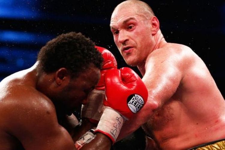 Tyson Fury (kanan)  mengalahkan Dereck Chisora