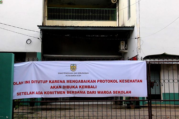 Karena tidak menerapkan protokol kesehatan ketat saat proses belajar tatap muka sesuai dengan surat edaran walikota, tiga Sekolah Dasar (SD) di Kota Banda Aceh ditutup oleh tim gugus tugas Covid 19 dan Dinas Pendidikan dan Kebudayaan Kota Banda Aceh sejak Minggu (10/01/2020) malam.