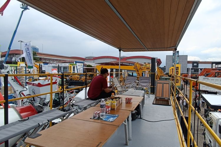 Kontainer portabel buatan Delima Mandiri yang diangkut Mercedes-Benz Axor 2528