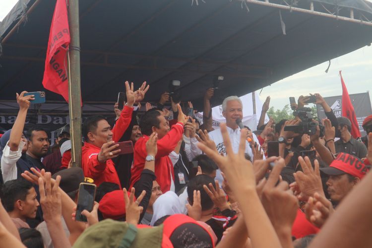 Capres nomor urut 3 Ganjar Pranowo saat berkampanye di Kampung Nelayan Kurnia di Kelurahan Belawan Bahari, Kota Medan, Minggu (28/1/2024). 