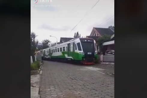 Viral, Video Kereta Melintas Dekat Rumah Warga, Ini Penjelasan PT KAI