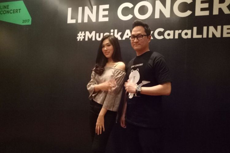 Isyana Sarasvaty bersama Brian Lee, selaku Senior Direktur Komunikasi dari LINE Plus Corporation berpose usai diwawancarai sebelum LINE Concert, di Grand City Hall, Surabaya, Jumat (8/9/2017).