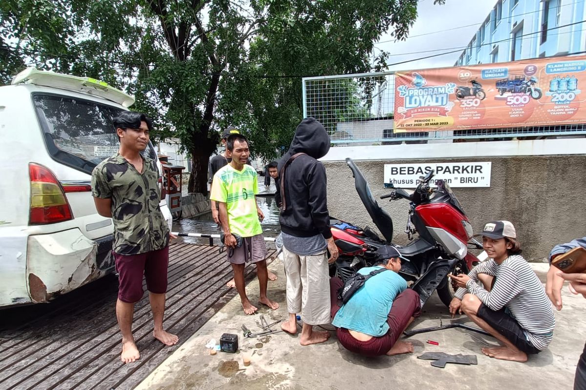 Bengkel dadakan menjadi ramai dibutuhkan oleh para pengguna jalan karena banyak motor mogok saat menerobos banjir. Hal ini terjadi di saat banjir merendam ruas Jalan KH Ahmad Dahlan, Kelurahan Petir, Kecamatan Cipondoh, Kota Tangerang hingga pukul 12.30 WIB, Senin (27/2/2023). 