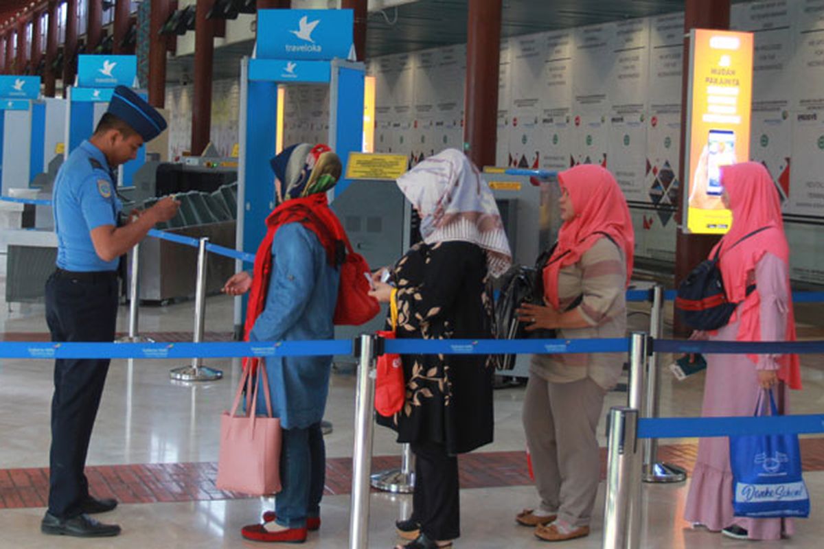 Petugas memeriksa tiket pesawat penumpang di Low Cost Carrier Terminal (LCCT) atau Terminal khusus penerbangan maskapai berbiaya rendah usai peresmian operasionalnya di Terminal 2 F Bandara Soekarno Hatta, Tangerang, Banten, Rabu (1/5/2019). Dengan hadirnya terminal khusus penerbangan berbiaya rendah tersebut diharapkan meningkatkan jumlah kunjungan wisatawan mancanegara ke Indonesia serta konektivitas penerbangan di seluruh Indonesia.