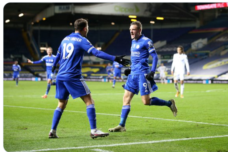 Striker Leicester City, Jamie Vardy (kanan), melakukan selebrasi dengan rekannya saat laga Leeds vs Leicester, di Elland Road, Senin (2/11/2020) atau Selasa dini hari WIB.