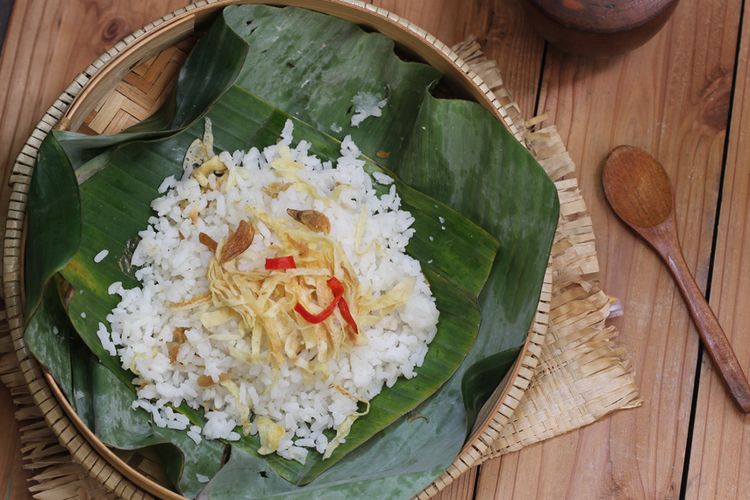 Nasi Uduk in banan leaves