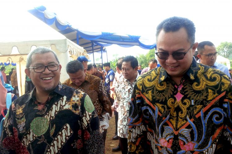 Gubernur Jawa barat Ahmad Heryawan (kiri) didampigi Rektor IPB Arif Satria di lokasi pembangunan gedung Program Studi Diluar Kampus Utama (PSDKU) IPB di Jalan Sarasa, Kecamatan Cibeureum, Kota Sukabumi, Minggu (10/6/2018).