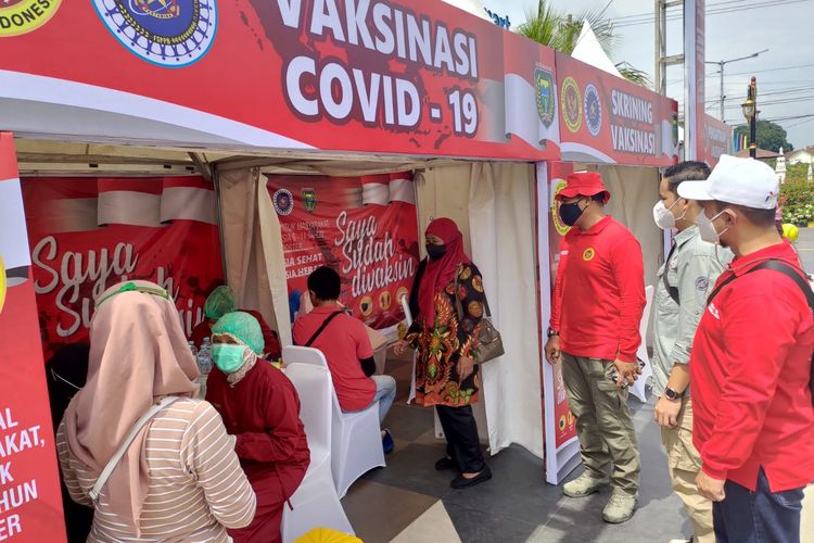 IKUTI VAKSINASI--Salah satu warga mengikuti vaksinasi massal yang digelar Pemerintah Kota Madiun bekerjasama Badan Intelejen Negara dan Federasi Serikat Pekerja Pertamina Bersatu (FSPPB) di Taman Sumber Wangi, Jalan Pahlawan Kota Madiun, Jawa Timur, Minggu (13/2/2022).