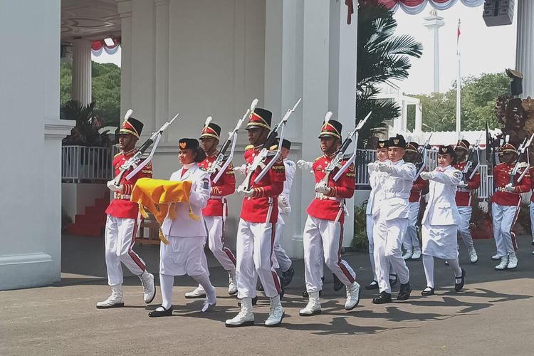 Sepatu anggota Pasukan Pengibar Bendera Pusaka (Paskibraka) pembawa baki bendera, Lilly Indiani Suparman Wenda, terlepas usai mengibarkan bendera, Kamis (17/8/2023).