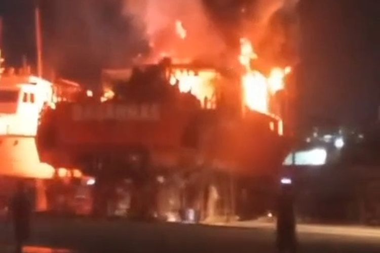KN SAR Ramawijaya Terbakar Saat Diperbaiki di Muara Baru Jakut, Seluruh ABK Selamat