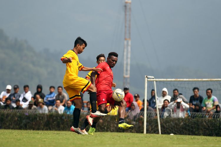 Pemain baru Arema FC Mariando Djonak Uropmabin saat ujicoba dalam rangkaian Training Center (TC) melawan tim lokal Putra Semeru FC yang berakhir dengan skor 10-1 di Lapangan Agrokusuma Batu, Jawa Timur, Rabu (22/01/2020) pagi.